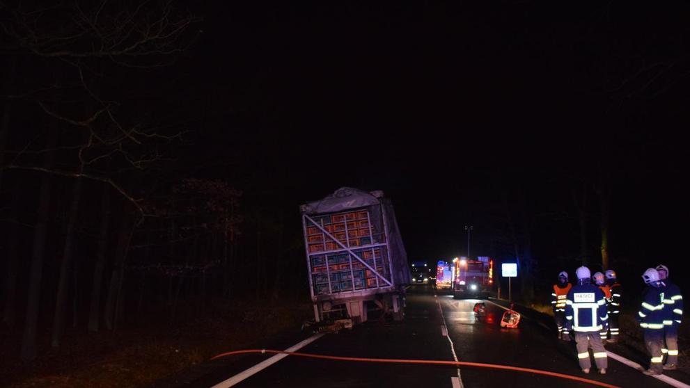 Požár kamionu s nákladem kuřat - 3