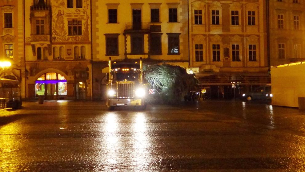 Smrk přijel noblesním tahačem, vztyčit a ukotvit ho trvalo zhruba hodinu