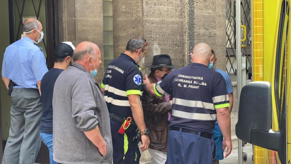 Jaroslava Uhlíře odvezla záchranná služba - 1