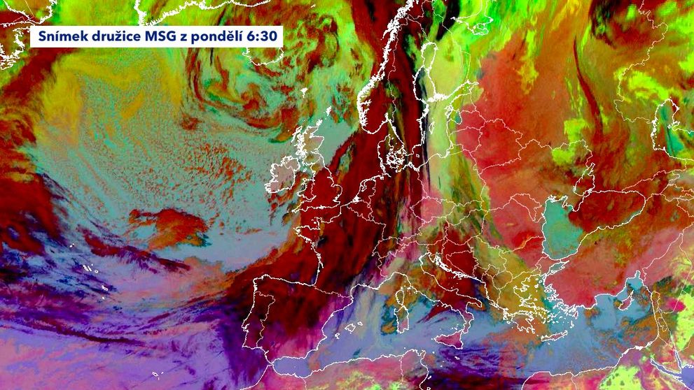 Snímek družice MSG z pondělí 6:30