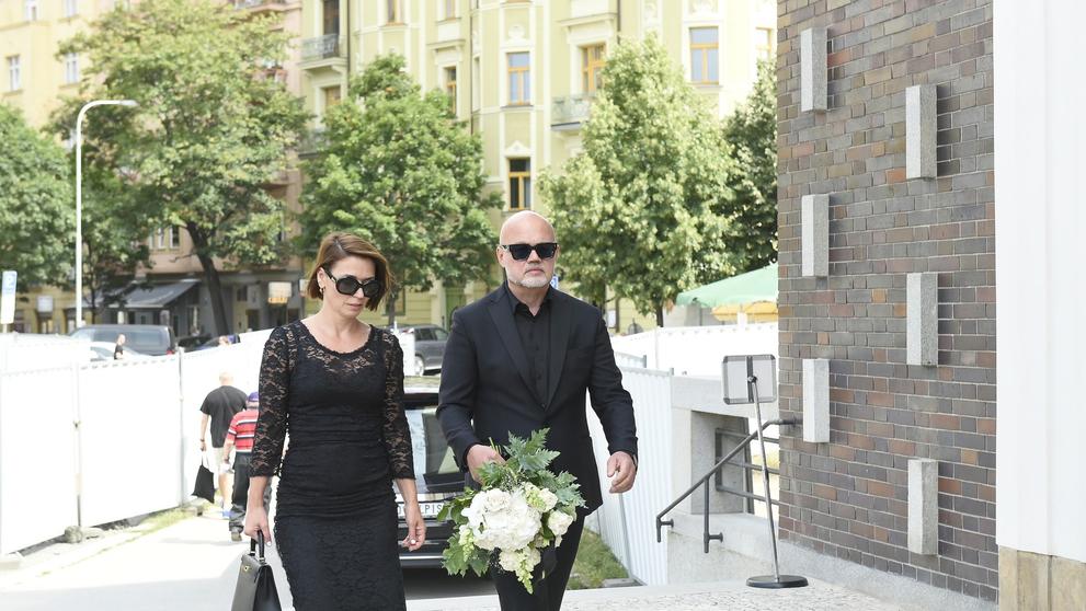 Pohřeb tragicky zesnulé zpěvačky Victorie v Praze (2)