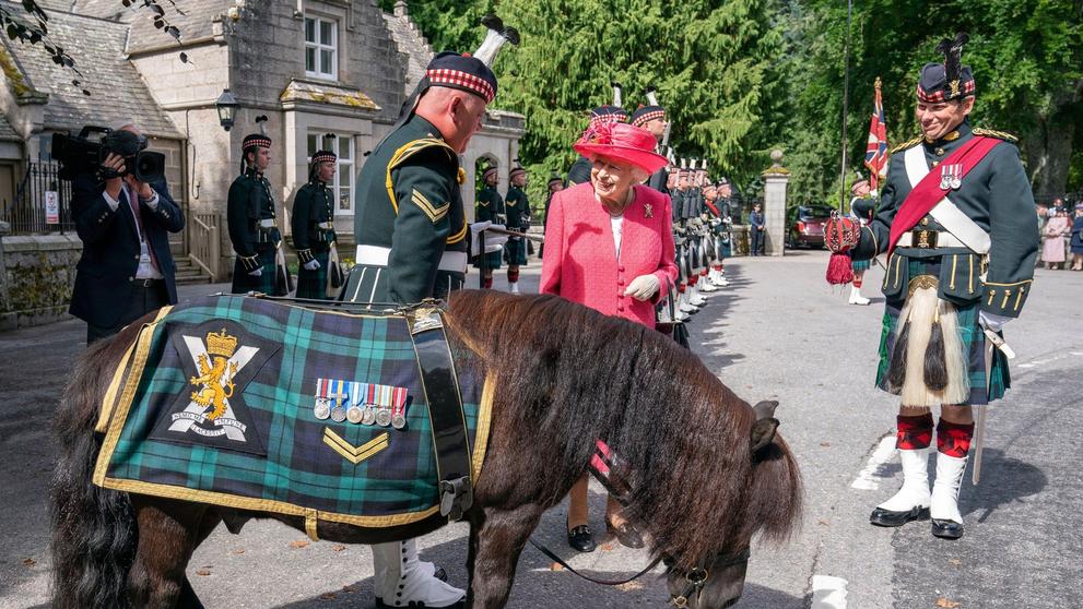 Královna Alžběta na zámku Balmoral