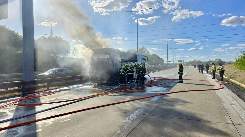 Požár autobusu na Pražském okruhu