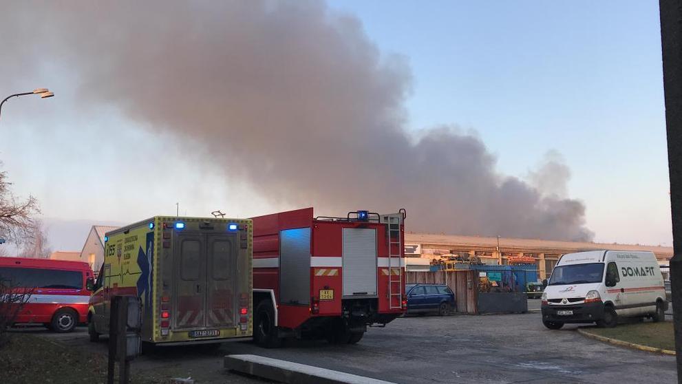 Požár haly s pyrotechnikou v Horních Počernicích - 2