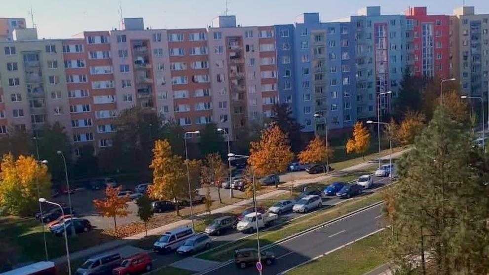 Kvůli uzavírce kolabuje doprava v Plzni. Bourala i sanitka!