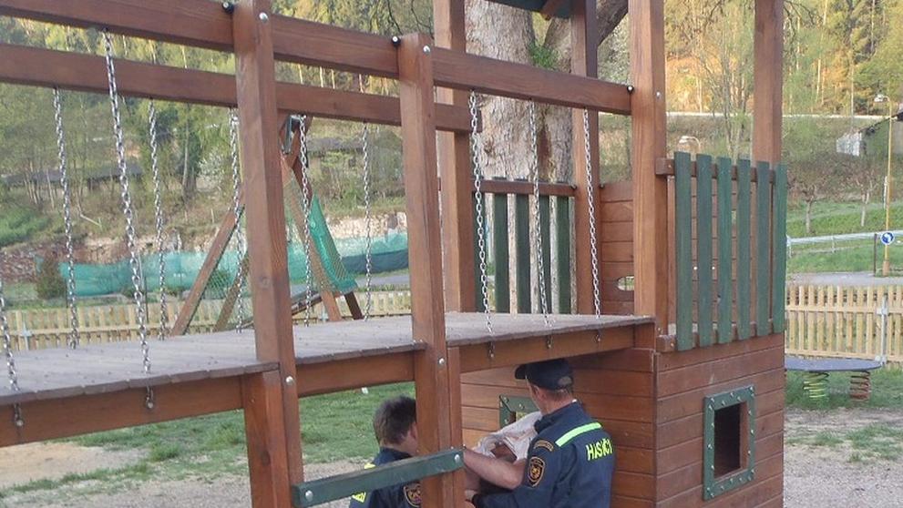 Muž uvízl v dětské prolézačce, vyprostit ho museli hasiči