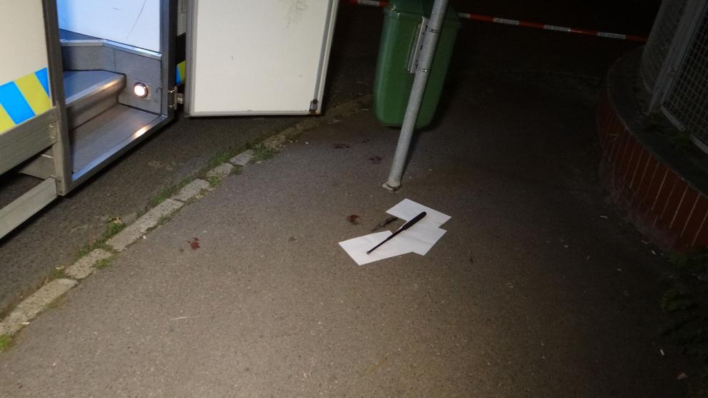 Policistům a strážníkům se venku před záchytkou podařilo agresora odzbrojit a zkrotit