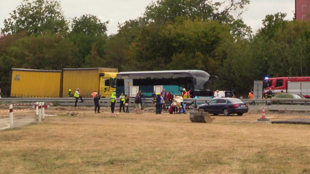 Nehoda autobusu a kamionu na D11 - 3
