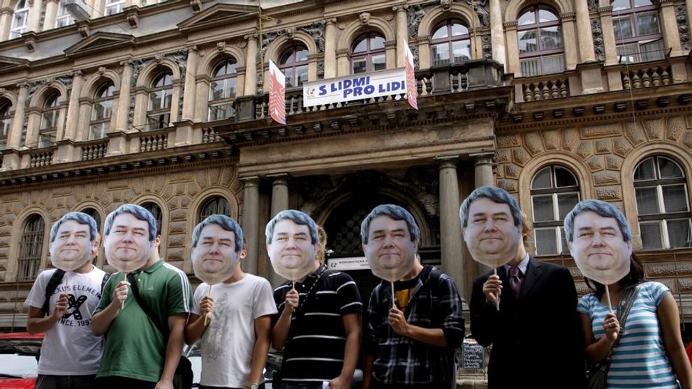 Studenti v maskách Paroubka a Filipa pochodovali Prahou-2