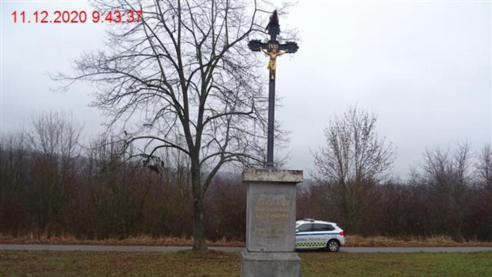 Na vrchol krucifixu někdo napíchl kozí hlavu - 3