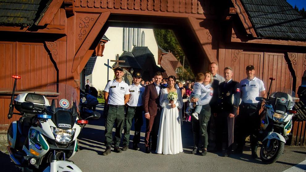Policisté přímo ze svatby vyrazili hledat dítě ztracené v lese