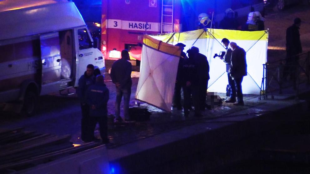 Vyprošťování osoby z Vltavy na Dvořákově nábřeží - 1
