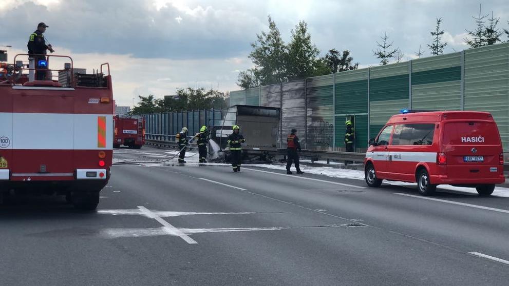 Hořící nákladní auto na Jižní spojce - 2