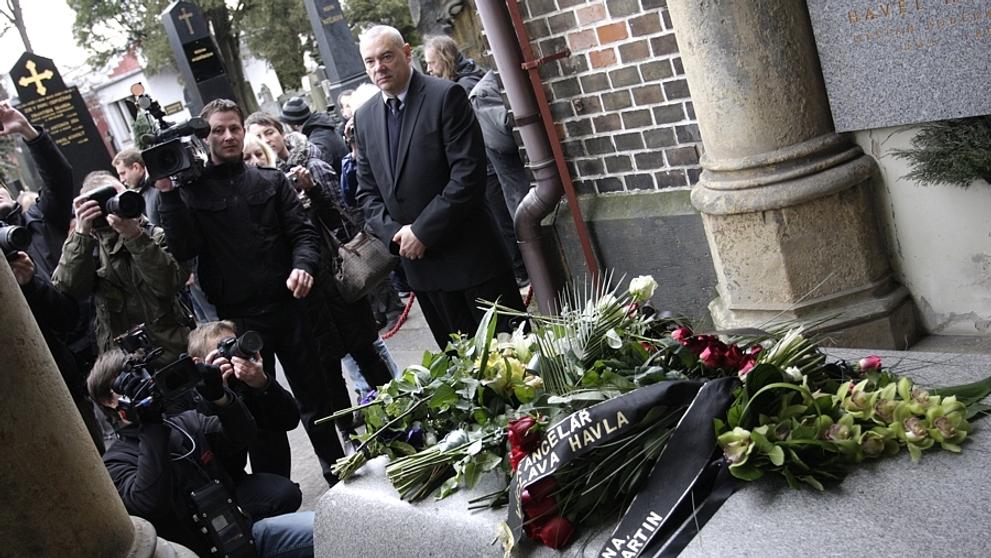 Havla uložili do hrobky, loučí se přátelé a rodina - 5