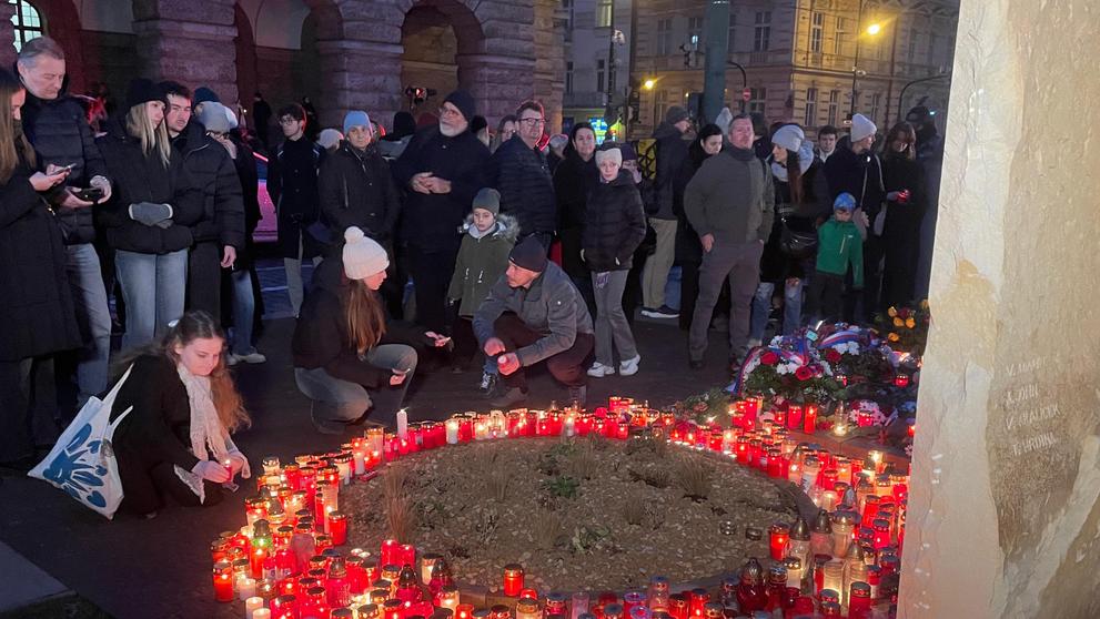 Pietní akt u Filozofické fakulty UK