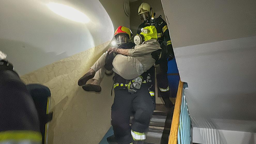 Hasiči při nočním požáru bytu ve Frýdku-Místku zachránili 17 lidí (3)