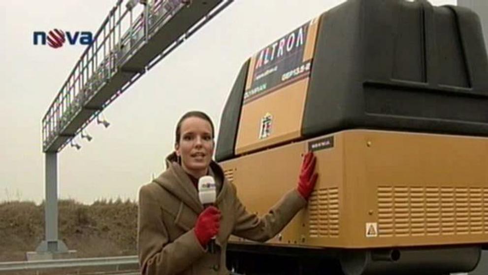 Reportérka TV Nova Lucie Alexová u jedné z mýtných bran v Česku. 