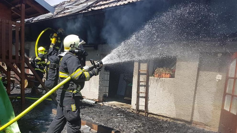Rodinný dům se ocitl v plamenech, škoda je přes milion - 3