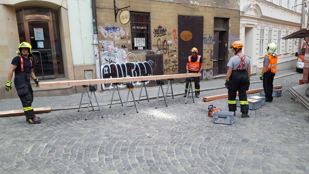 V Olomouci se pod náporem vody zřítil strop bytu 2