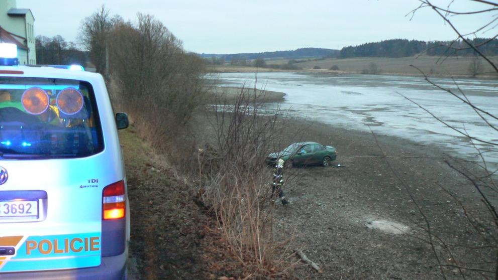 Auto skončilo v rybníce - 2