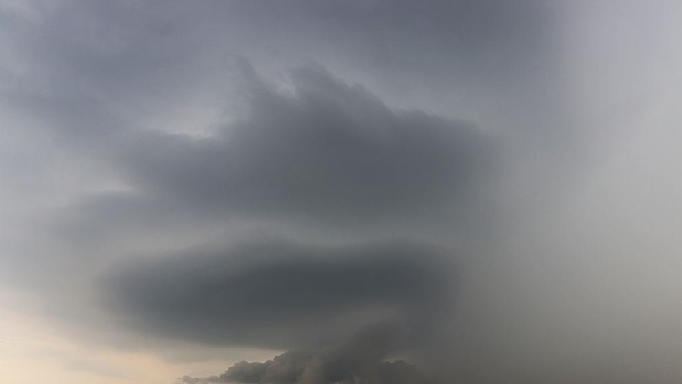 První supercela u Boru v západních Čechách s výraznou rotující mezocyklonou a stěnovým oblakem (wall cloud)