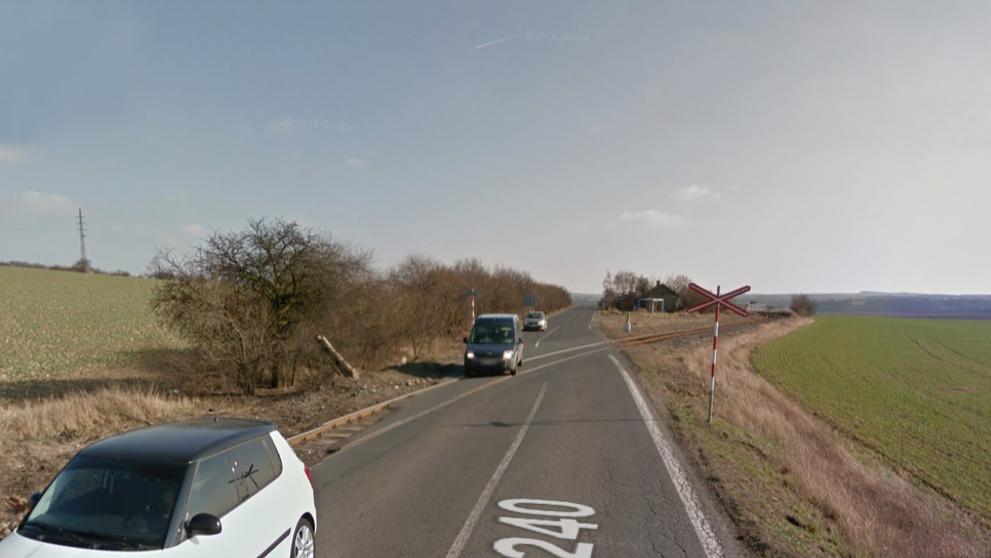 Nebezpečné přejezdy: P 2106, Kralupy nad Vltavou - Velvary, Středočeský kraj - přejezd bez světel, ŘEŠENÍ: se závorami. DŮVOD: Frekventovaný přejezd, velký provoz, nehoda v roce 2015