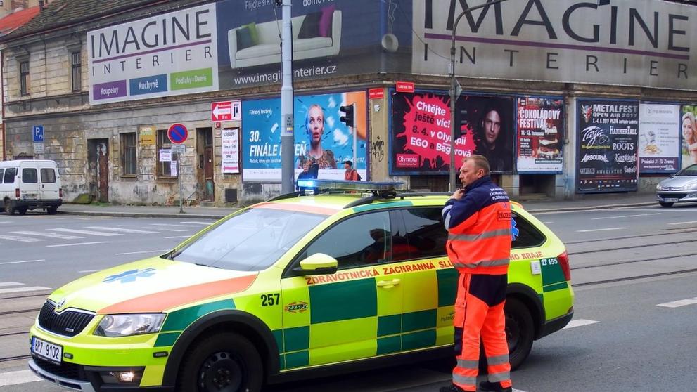 Muže srazilo auto, když dobíhal tramvaj - 2