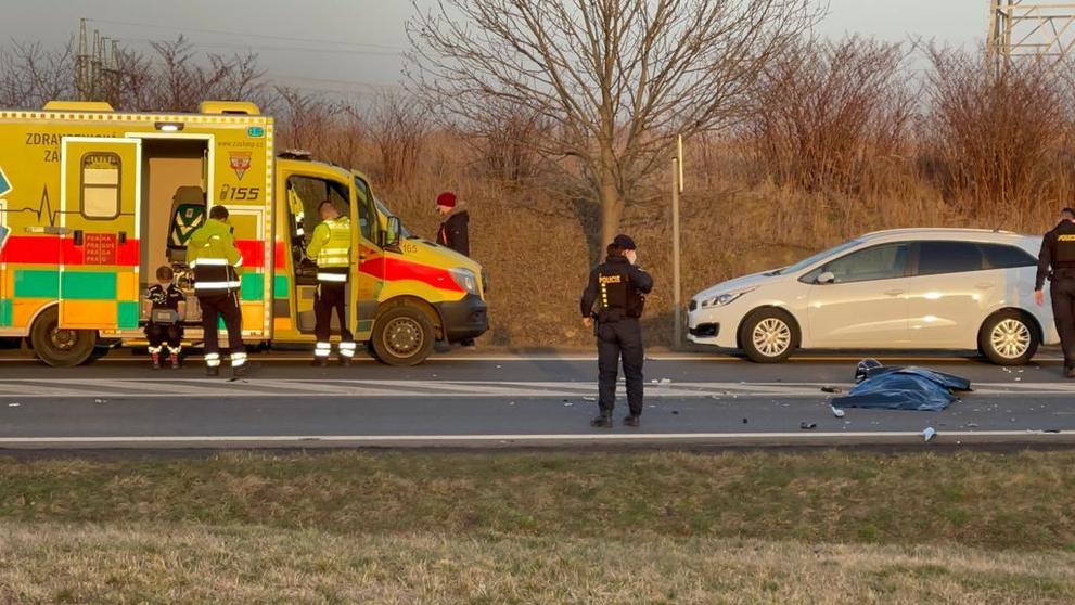 Smrtelná nehoda motorkáře a nákladního auta v Praze na Kunraticke spojce - 3