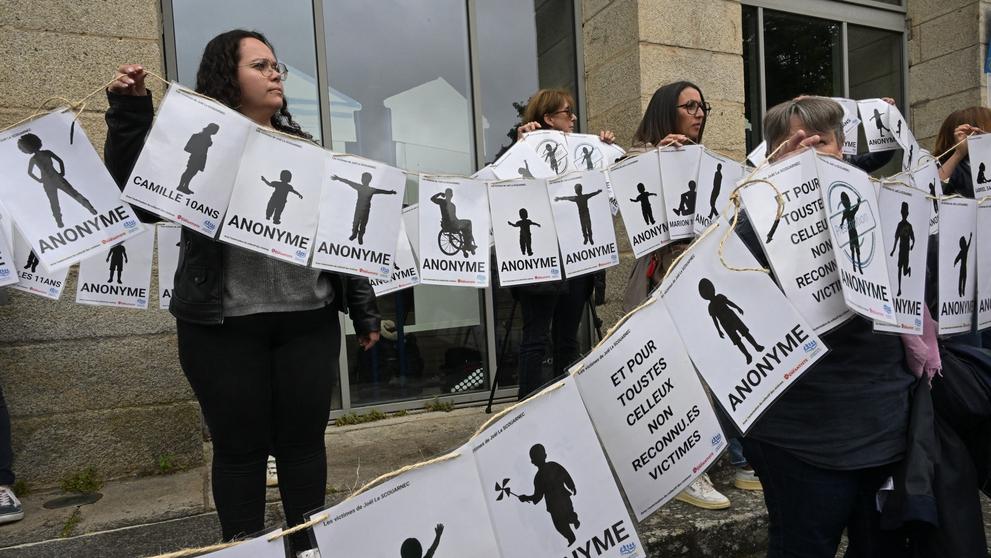 Demonstrace na podporu obětí u soudní budovy, 28. 5. 2025