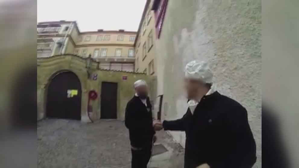 Ztohoven pověsili na Hrad rudé trenýrky - 2