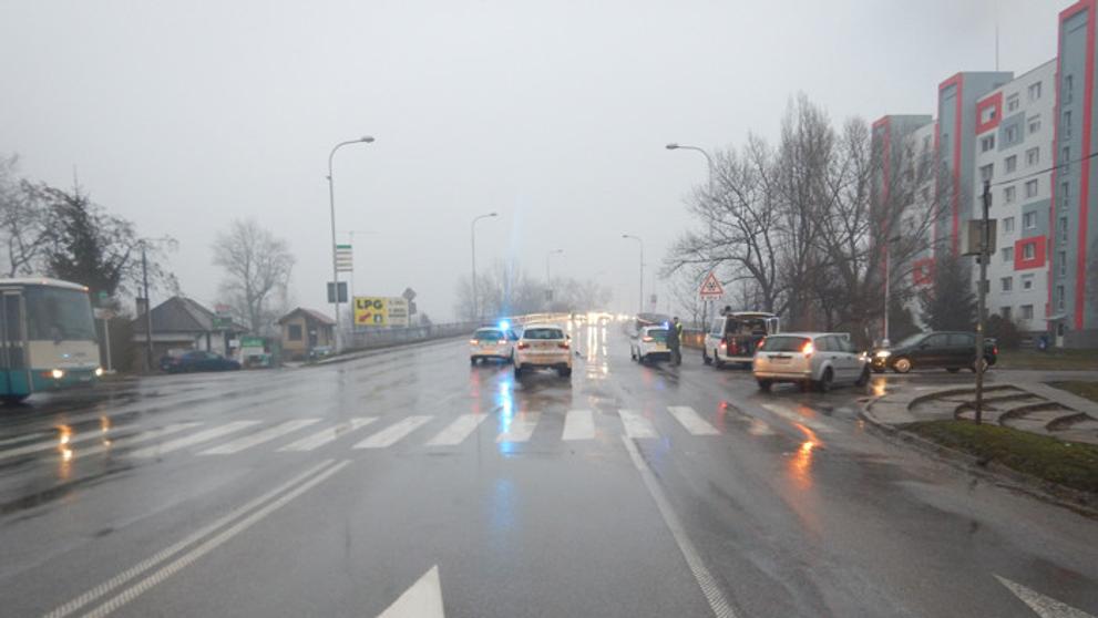 Řidič v BMW srazil dvě ženy na přechodu - 1