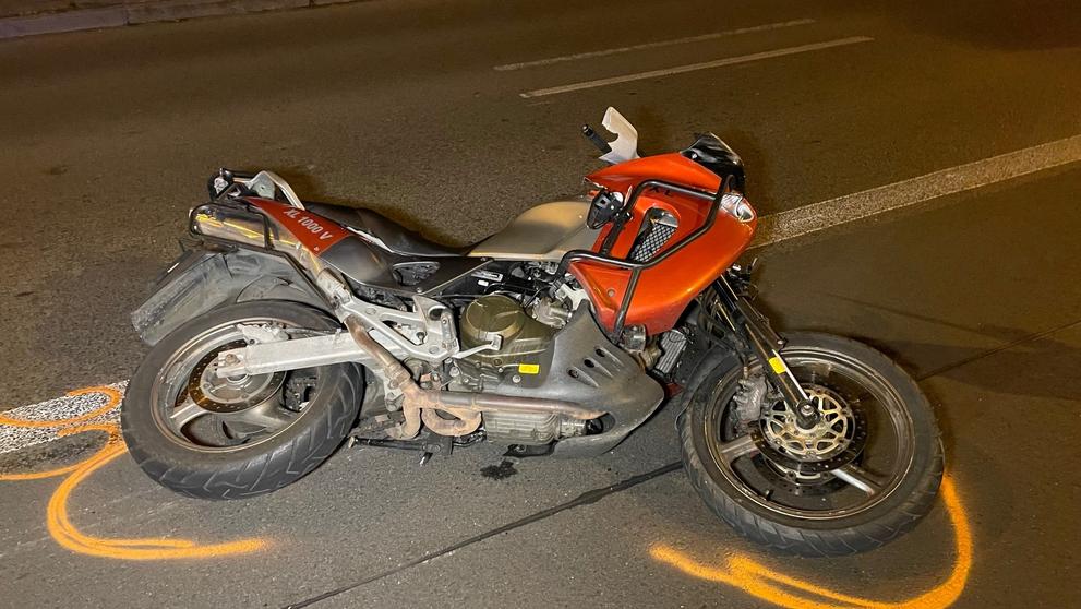 Rozbitý motocykl skončil desítky metrů za místem střetu