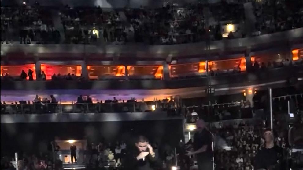 Koncert Jonas Brothers byl narušen laserem (1)