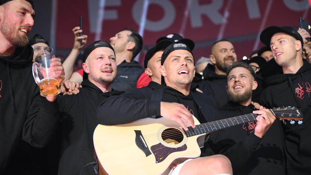 Tomáš Holeš si během oslav vzal do ruky kytaru