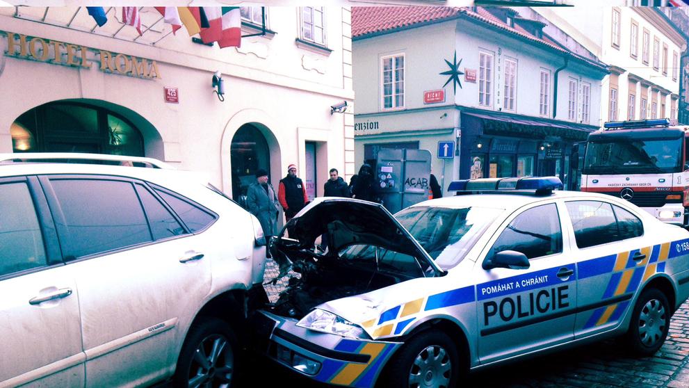 Nehoda policejního auta, SUV a tramvaje v Praze