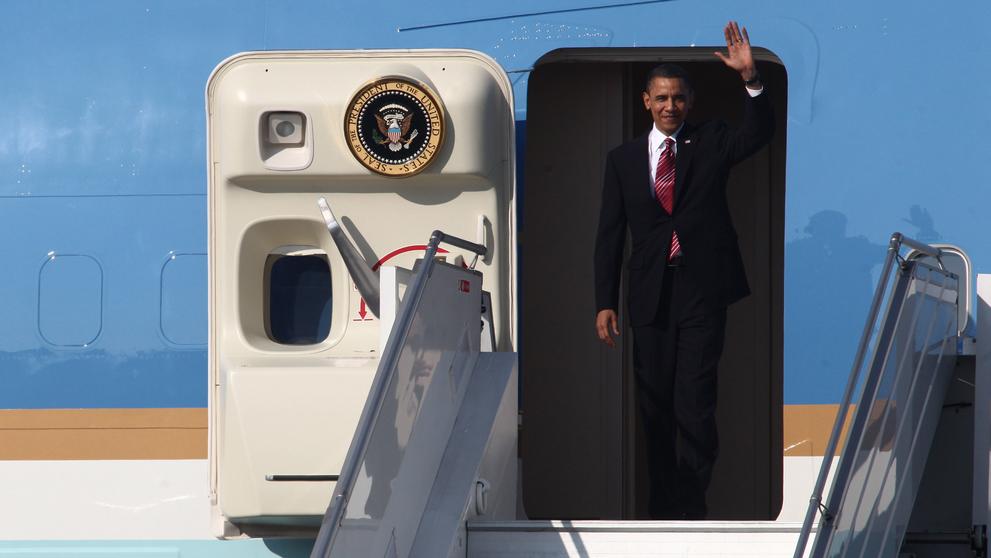 Obama vystupuje z letadla