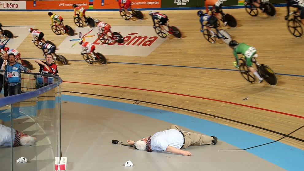 Americký rozhodčí Andrew McCord po střetu s Diao Xiaojuan