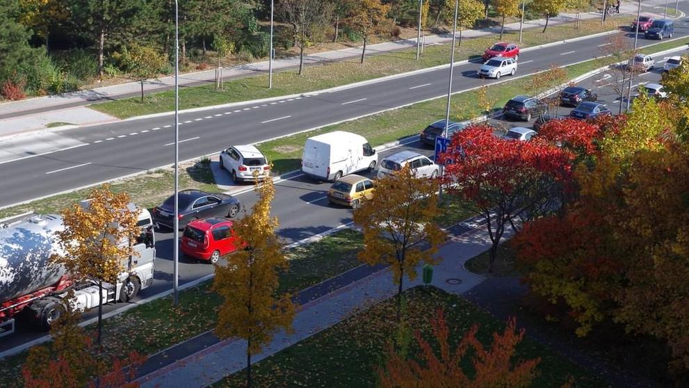 Kvůli uzavírce kolabuje doprava v Plzni. Bourala i sanitka!