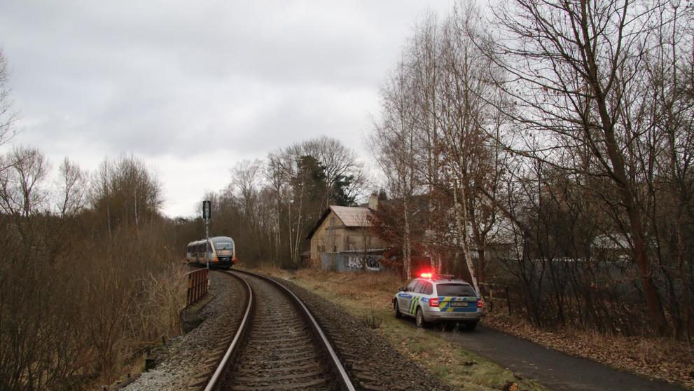 Kamení na kolejích ohrozilo vlakovou soupravu a přerušilo provoz na trati (2)