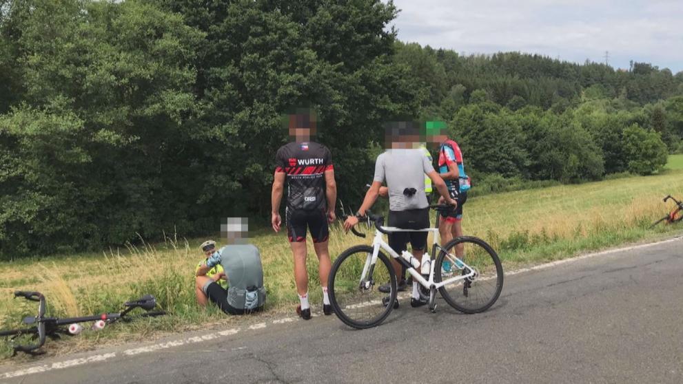 Nehoda auta a cyklistů