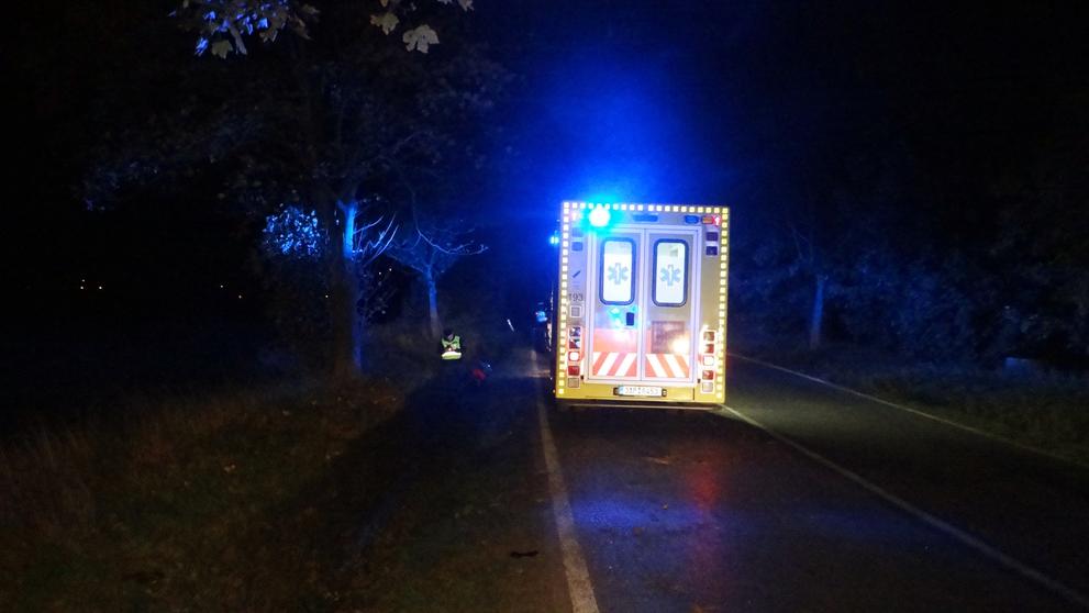 Motorkář ke své smůle po kolizi s cyklistou narazil do stromu