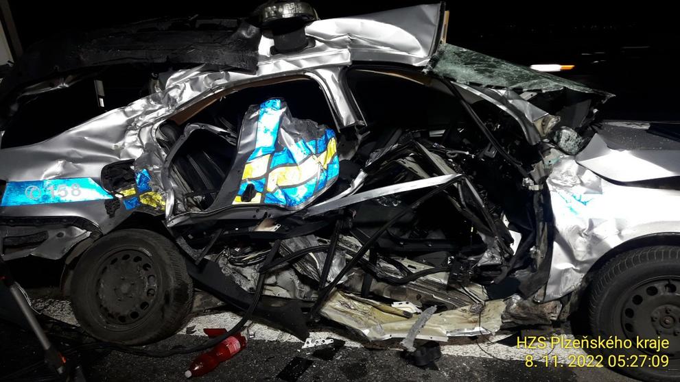 Zdemolované policejní auto