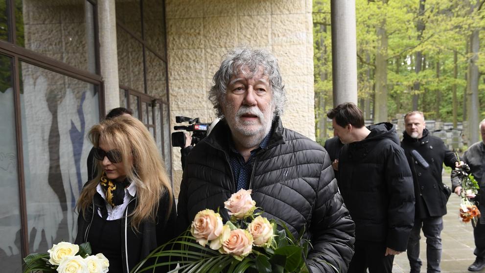Zdeněk Troška na pohřbu Josefa Laufera (3)