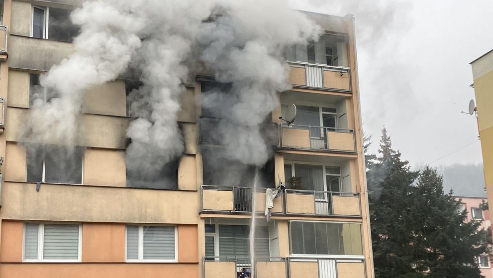 Požár bytového domu na Ústecku (1)