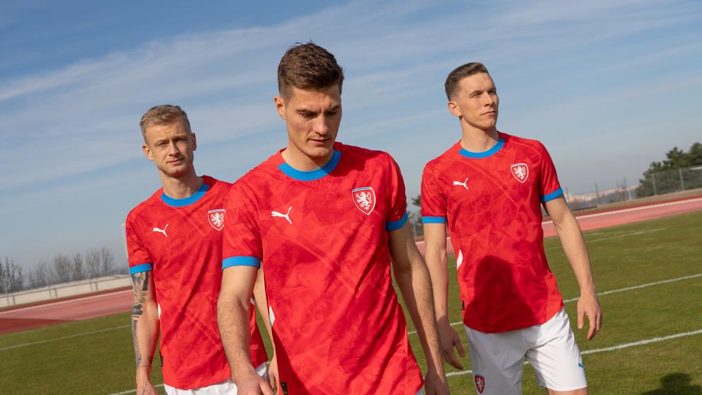 Jaroslav Zelený (vlevo), Patrik Schick (uprostřed) a Lukáš Provod v nových reprezentačních dresech