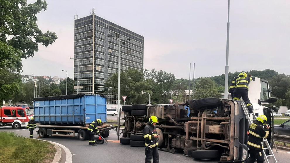 Převrácený kamion komplikuje dopravu na nájezdu z tunelu Blanka (3)