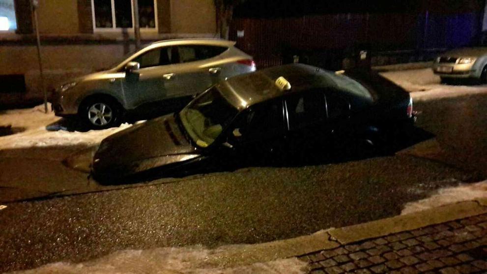 Auto taxi pohltila díra v silnici - 6