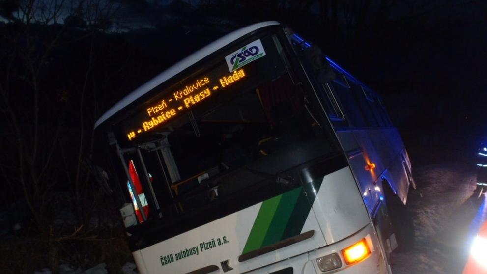 Dopravní nehoda autobusu a osobního auta u Třemošné