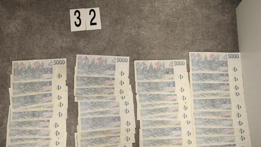 Manželé nelegálně prodávali léky na internetu, vydělali přes milion - 9