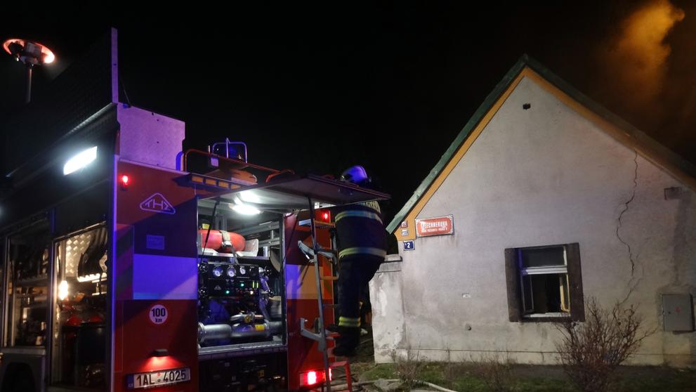 V pražských Horních Počernicích vyhořel domek obývaný Ukrajinci, oba jsou zranění - 4